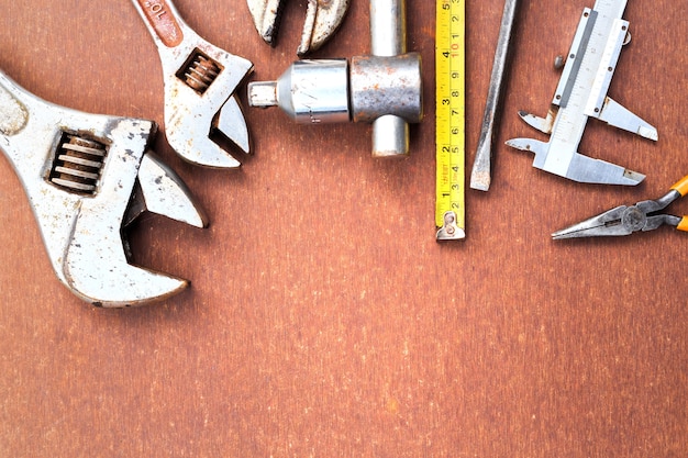 Outils de travail sur fond de table en bois. vue de dessus