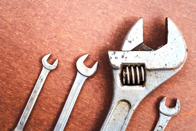 Outils de travail sur fond de table en bois. vue de dessus