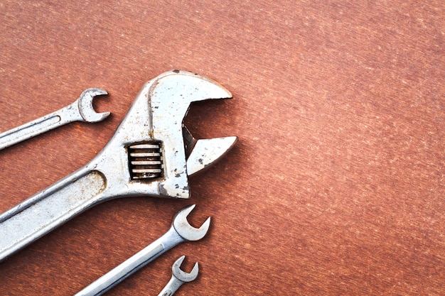 Outils de travail sur fond de table en bois. vue de dessus