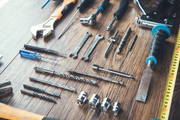 Outils de travail sur le fond de la table en bois