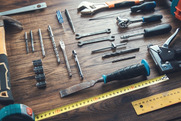 Outils de travail sur le fond de la table en bois