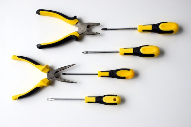 Photo outils de travail noirs et jaunes, pinces, coupe-fils et tournevis. compétition, combat, combat, bataille, agressif