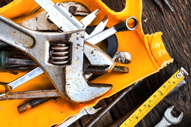 Outils de travail sur table en bois. vue de dessus