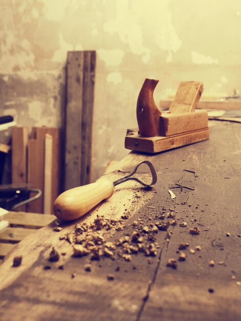 Photo outils de travail sur table en bois