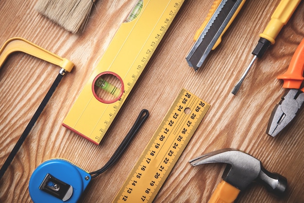 Outils de travail sur table en bois.