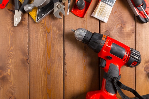 Outils de travail variés sur table en bois