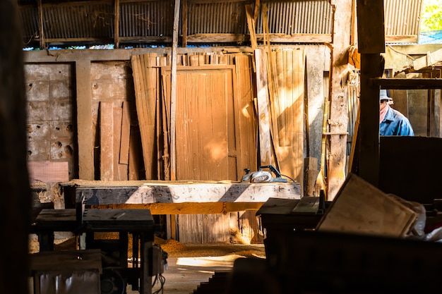 Outils utilisés dans le travail du bois.