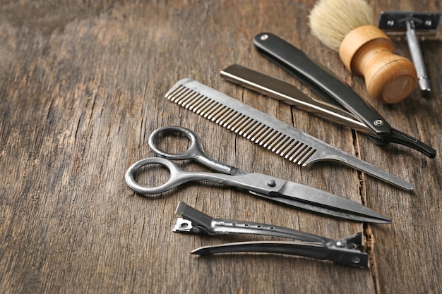 Outils vintage de salon de coiffure sur bois