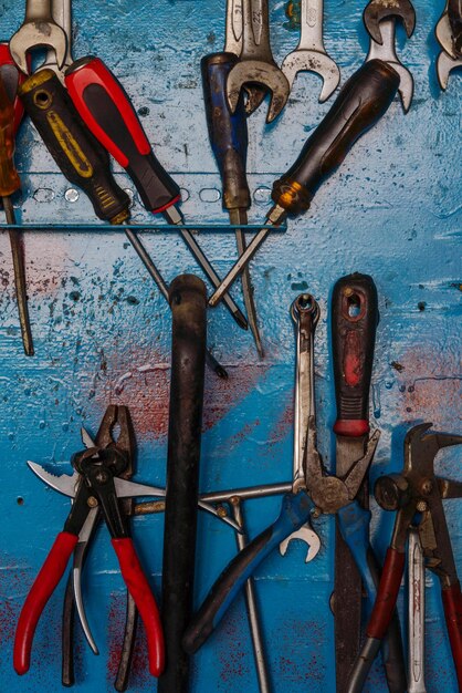 Photo outils de voiture sur le mur de l'atelier du garage