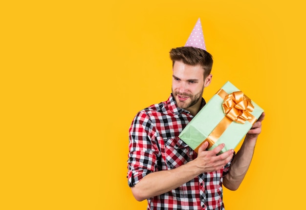 Ouvert excité beau mec avec cadeau s'amusant look mode profitant de la célébration de la fête exprimant la positivité drôle célibataire il est la vie des loisirs de fête le week-end heureux