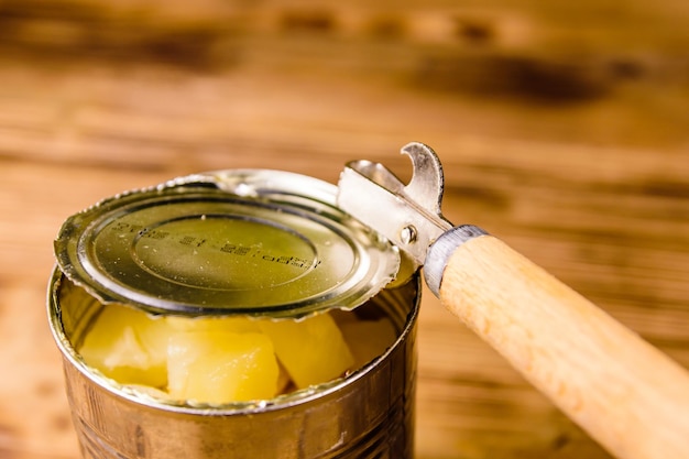 Ouverture de la boîte de conserve en aluminium avec ananas en conserve haché