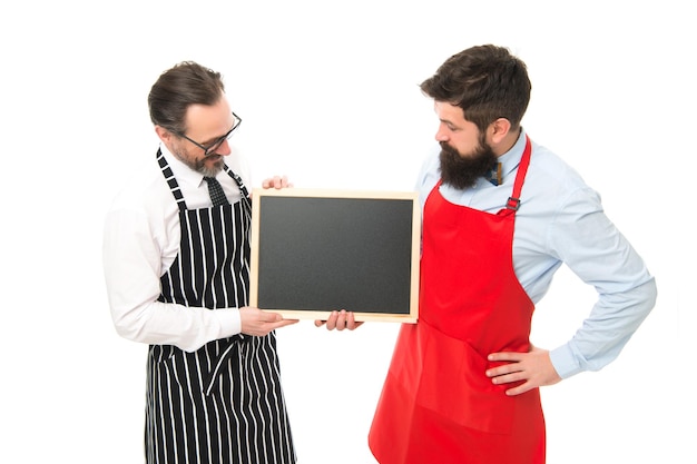 Ouverture d'un café et d'un restaurant. traiteur. Bienvenue à bord. les partenaires démarrent. planification des menus. équipe de chef heureux en tablier. hommes barbus avec tableau noir, espace de copie. annonce d'ouverture de restaurant.