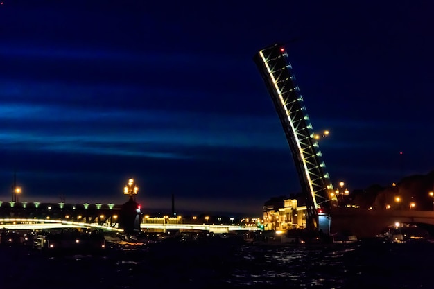 Ouverture du pont-levis de la Trinité Vue nocturne du pont de la Trinité depuis la rivière Neva à Saint-Pétersbourg Russie