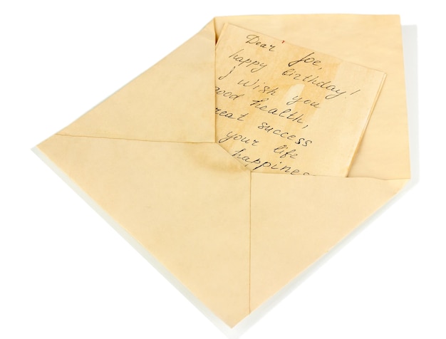 Ouvrez l'ancienne enveloppe avec lettre isolée sur blanc