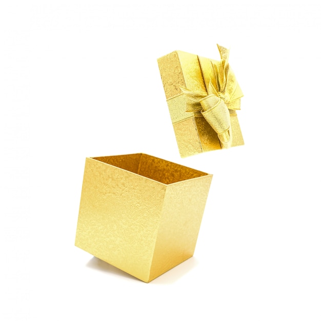 Ouvrez belle boîte cadeau en or.