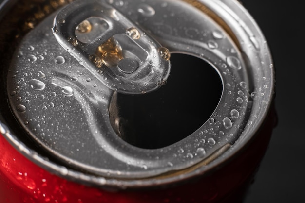 Ouvrez la canette en aluminium de soda au cola