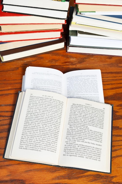 Ouvrez les livres sur la table en bois