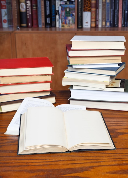 Ouvrez les livres sur la table en bois