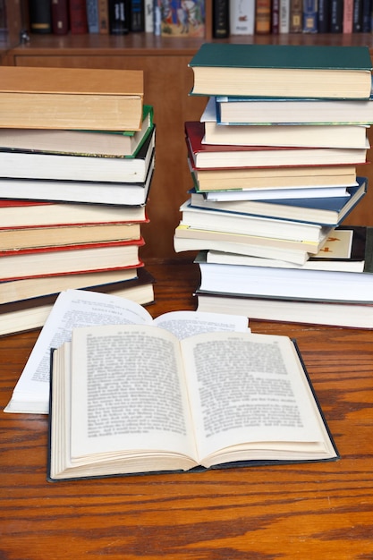 Photo ouvrez les livres sur la table en bois