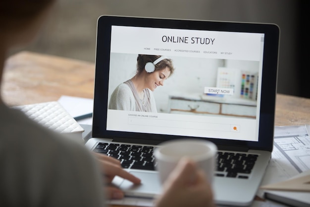 Ouvrez l'ordinateur portable sur le bureau avec l'étude en ligne sur l'écran