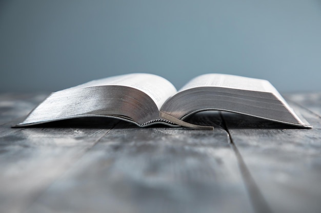 Ouvrez la Sainte Bible sur la table