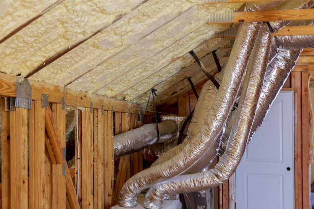 Ouvrez les tuyaux de ventilation et de chauffage CA dans le plafond de la construction de maisons neuves.