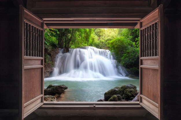 Ouvrez la vieille porte en bois à la belle cascade