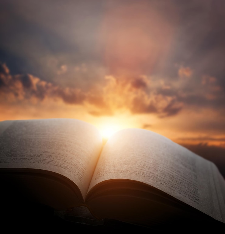 Photo ouvrez un vieux livre lumière du coucher de soleil ciel paradis fantaisie imagination éducation concept de religion