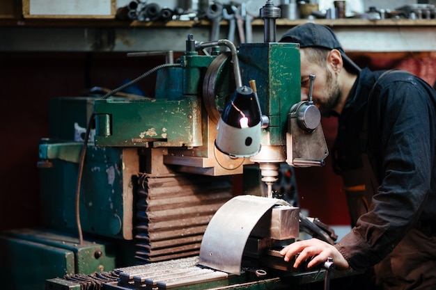 Ouvrier D'atelier Forage De Pièces En Métal