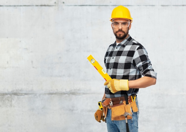 ouvrier ou bâtisseur portant un casque à niveau