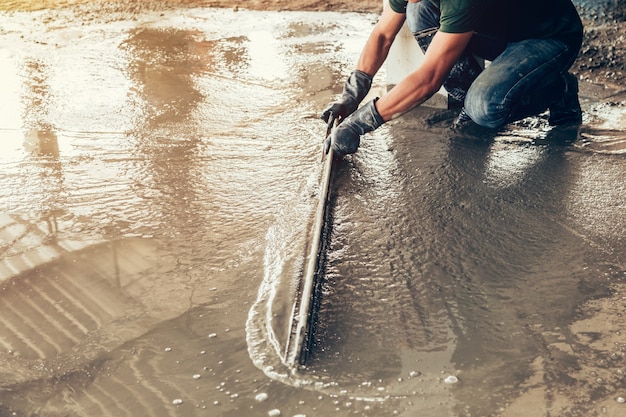 ouvrier en béton en plâtre à la construction de l&#39;étage de la maison