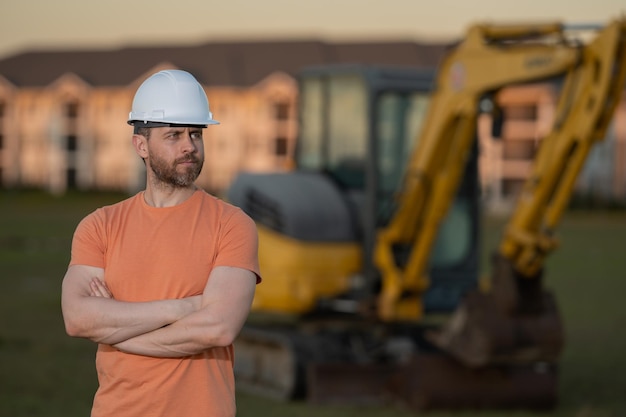 Ouvrier en casque sur site homme de construction pelle bulldozer ouvrier conducteur de construction ouvrier avec