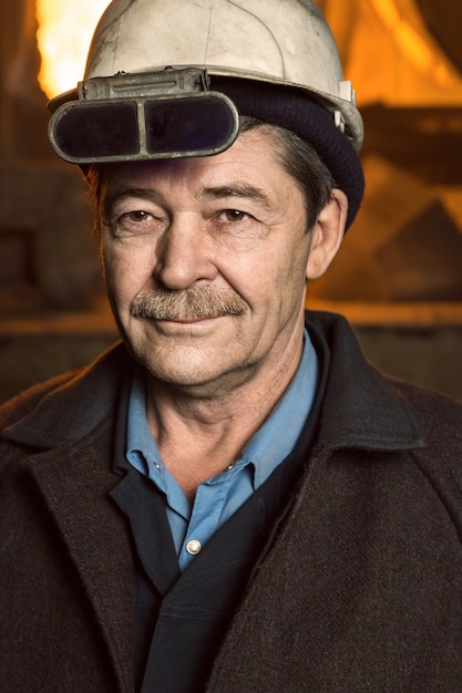 L'ouvrier caucasien supérieur dans un casque est une usine