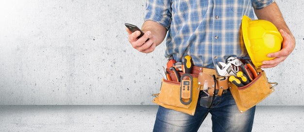 Ouvrier ou constructeur professionnel avec des outils