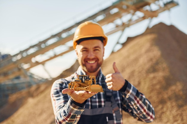 Photo un ouvrier de la construction en uniforme est dans la carrière.