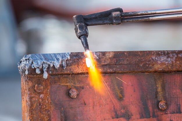 Un ouvrier coupant de l&#39;acier à l&#39;aide d&#39;une torche métallique