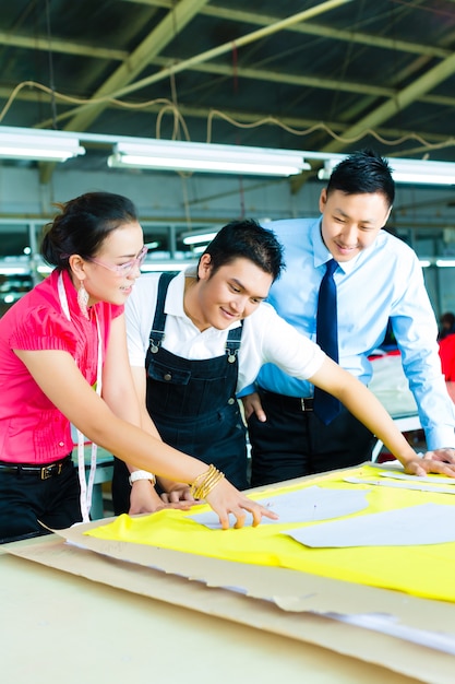 Ouvrier, couturier et PDG dans une usine