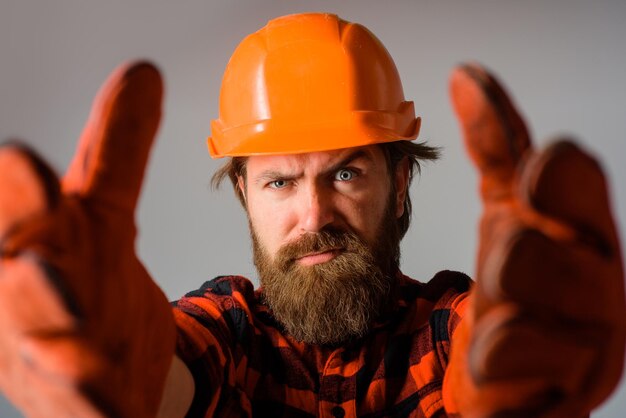 Ouvrier dans un casque et des gants de travail builder travail constructeur de technologie de l'industrie du bâtiment dans un casque