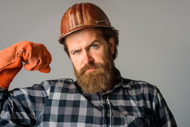 Ouvrier dans le constructeur de casque de travail dans le constructeur de gants de travail constructeur de technologie de l'industrie du bâtiment dans le dur