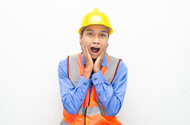 ouvrier du bâtiment asiatique ravi de la construction ouvrant la bouche choqué et surpris.