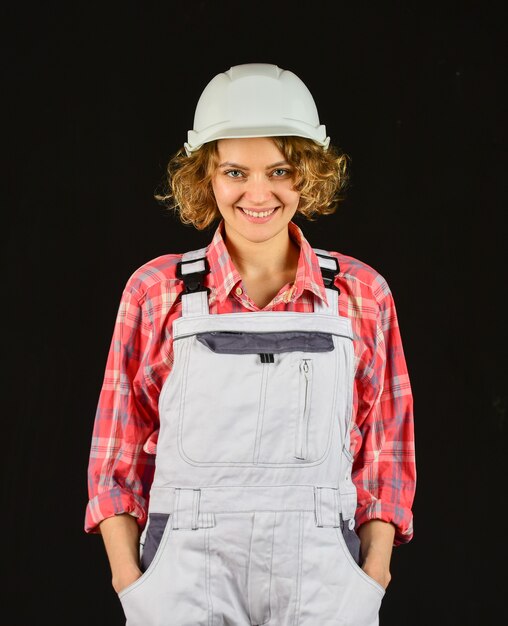 Ouvrier du batiment. Constructeur de femme en casque. Fille ingénieur ou architecte. Rénovation de la maison. Dame au chantier de construction. Ouvrière d'entrepôt. Inspecteur de la qualité. Métier du BTP.