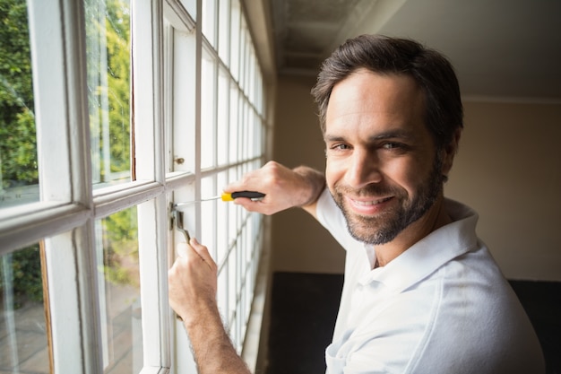 Ouvrier du bâtiment fixant la fenêtre