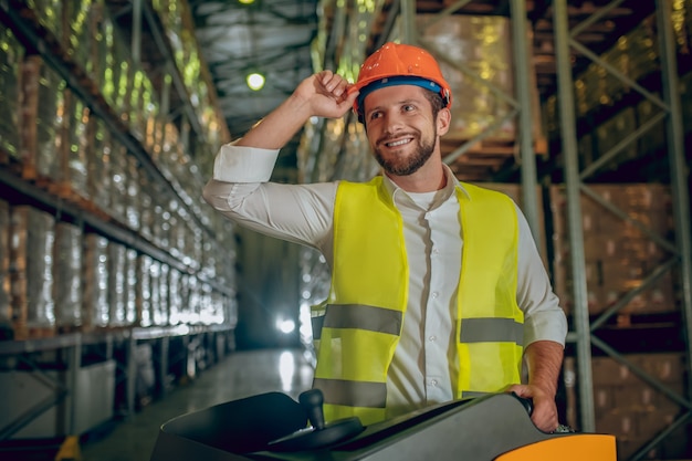 Ouvrier d'entrepôt avec casque