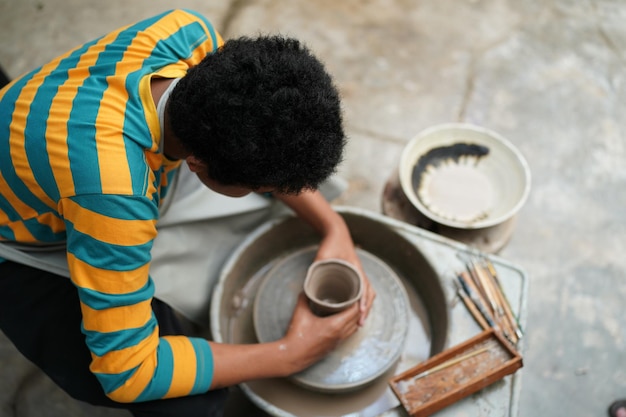 Ouvrier à la fabrication de poterie