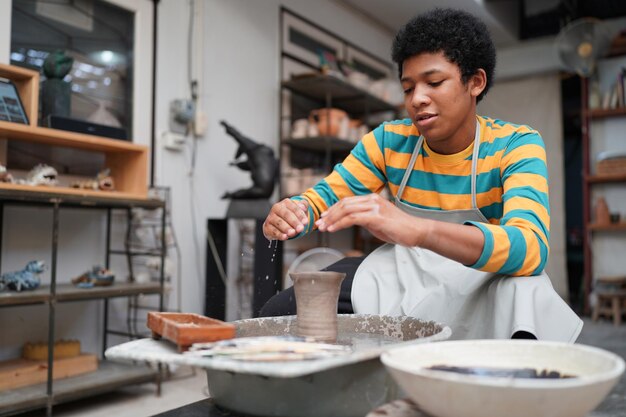 Ouvrier à la fabrication de poterie