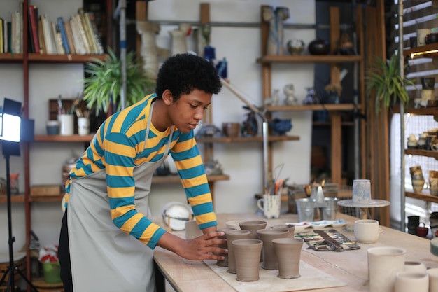 Ouvrier à la fabrication de poterie