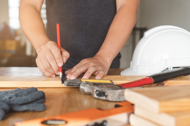 ouvrier faisant du bricolage.