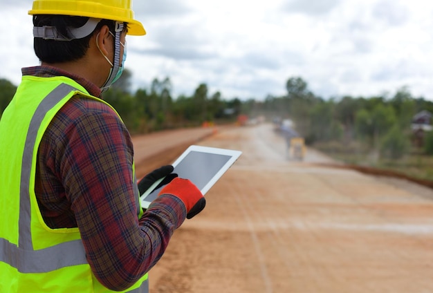 Un ouvrier gère la construction avec une tablette