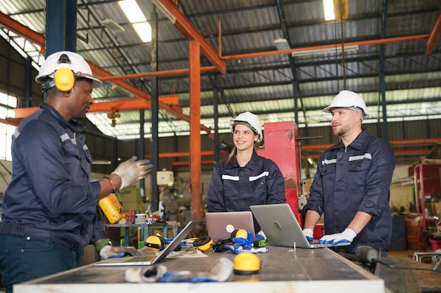 Ouvrier de l'industrie métallurgique à l'usine Industrie des affaires et fond de tour