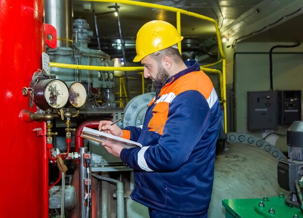 ouvrier industriel dans l'usine secrète ouvrier au travail ouvrier dans l'espace de travail